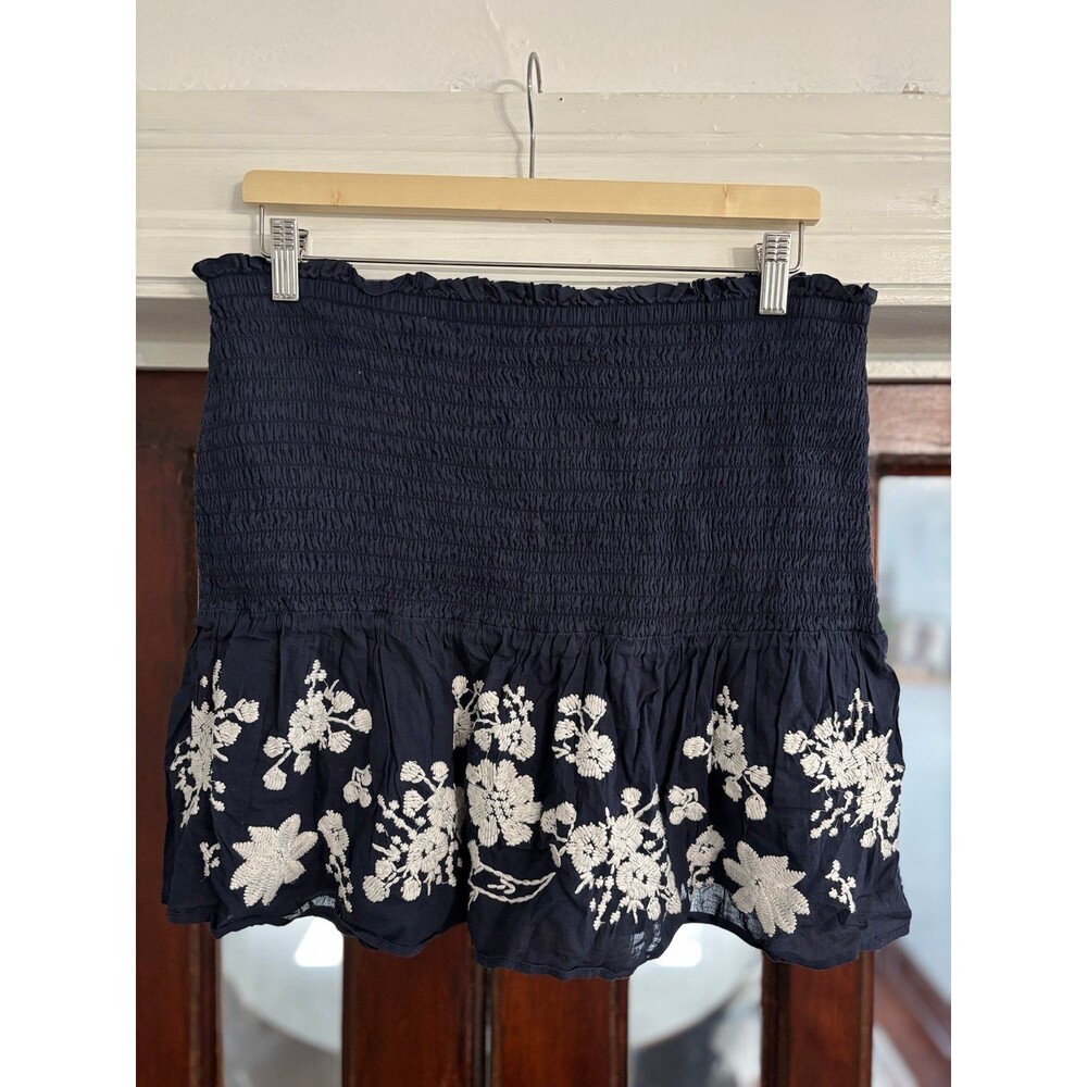 Point Sub Navy Blue Floral Embroidered Skirt